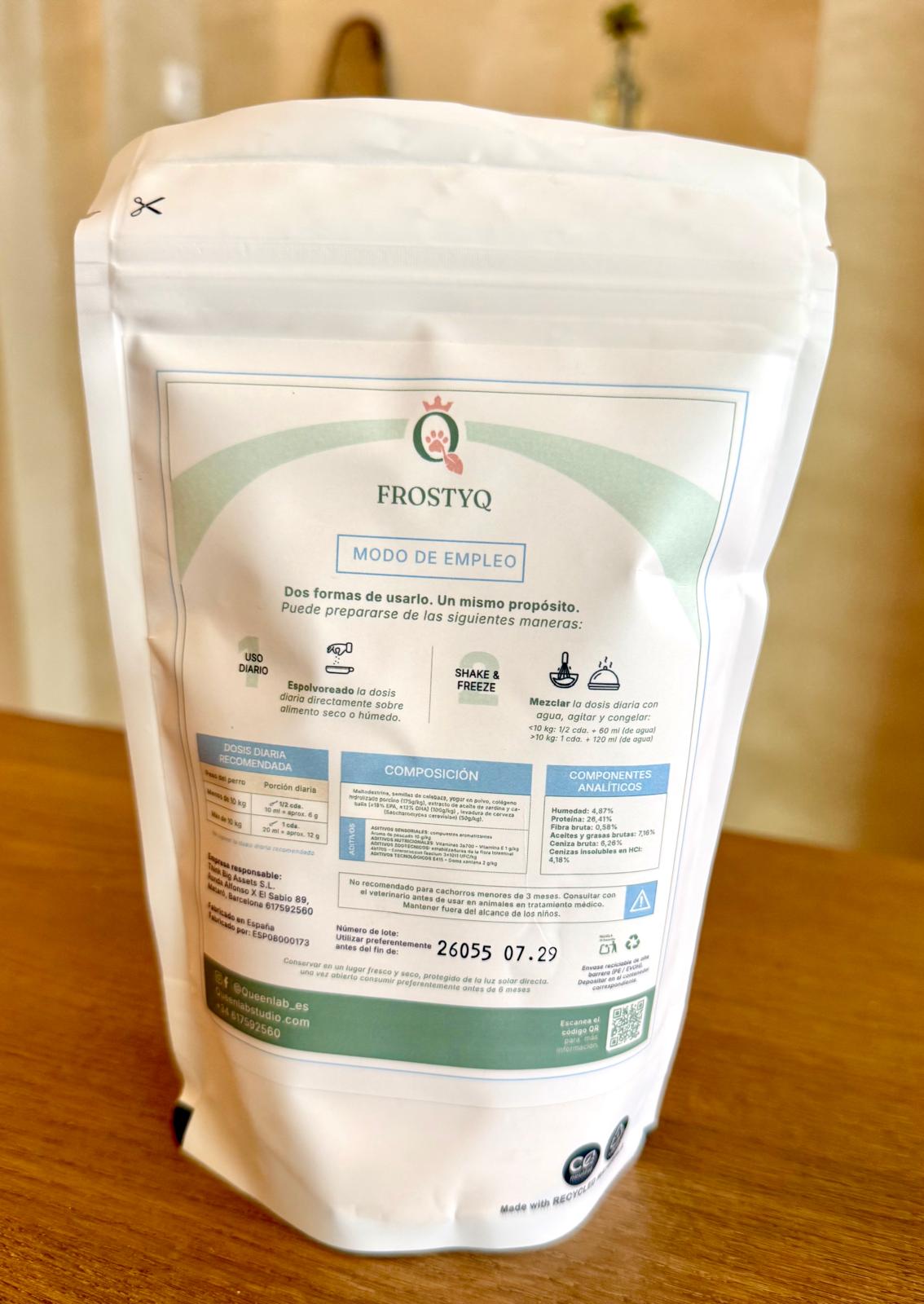 Envase de FrostyQ visto por detrás con información sobre ingredientes, composición, modo de empleo y componentes analíticos.